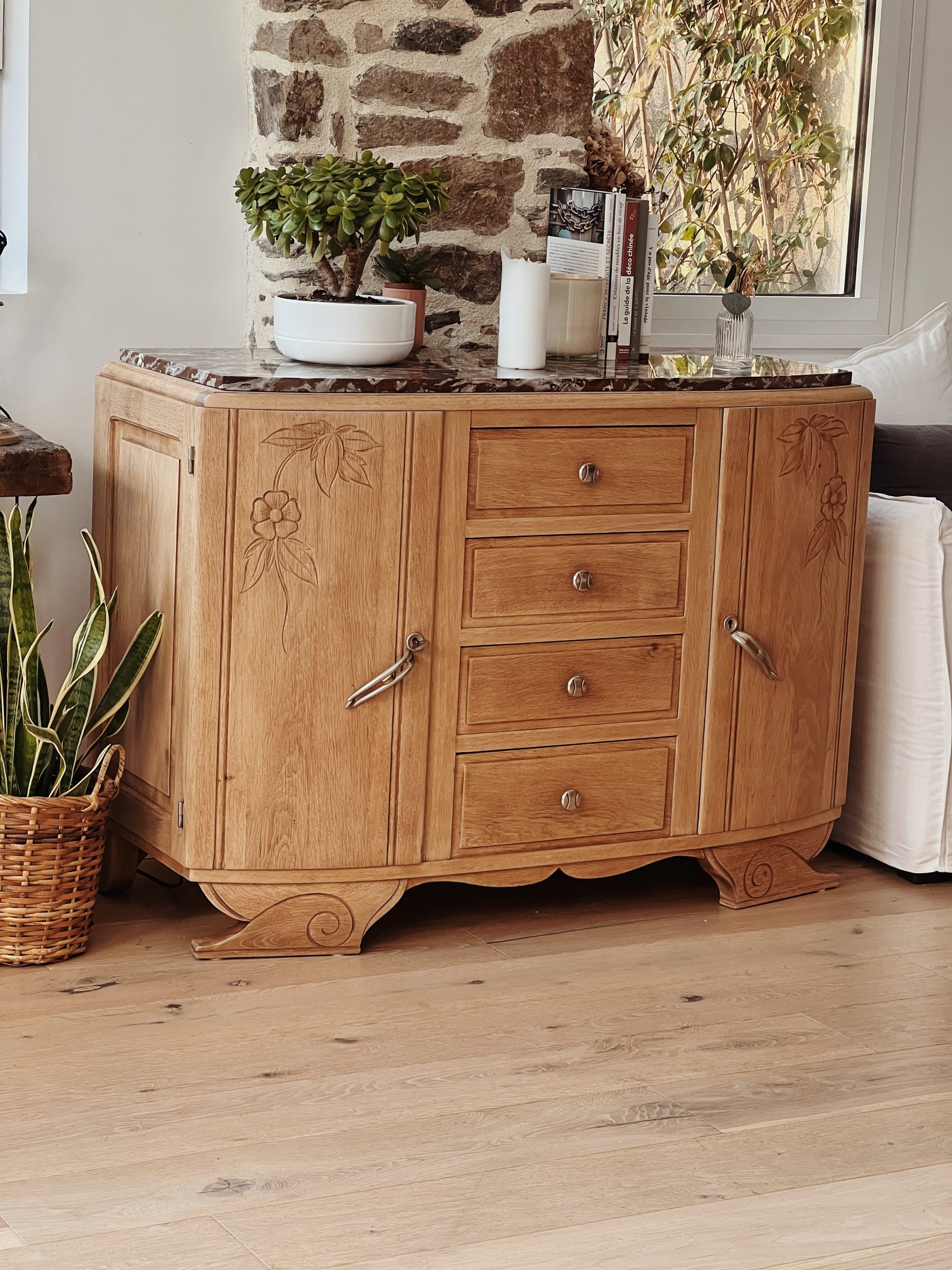 Buffet bas en demi-lune de style Louis XVI en b